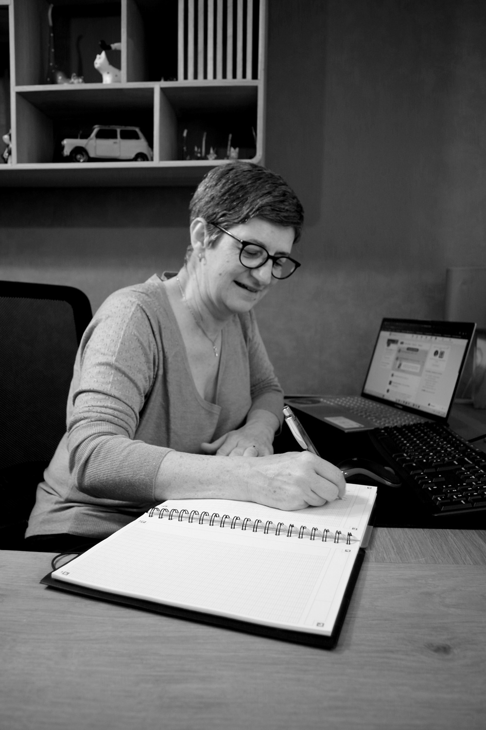 La fondatrice de Del Progress Conseil, Delphine, prenant des notes lors d'un accompagnement en bilan de compétences