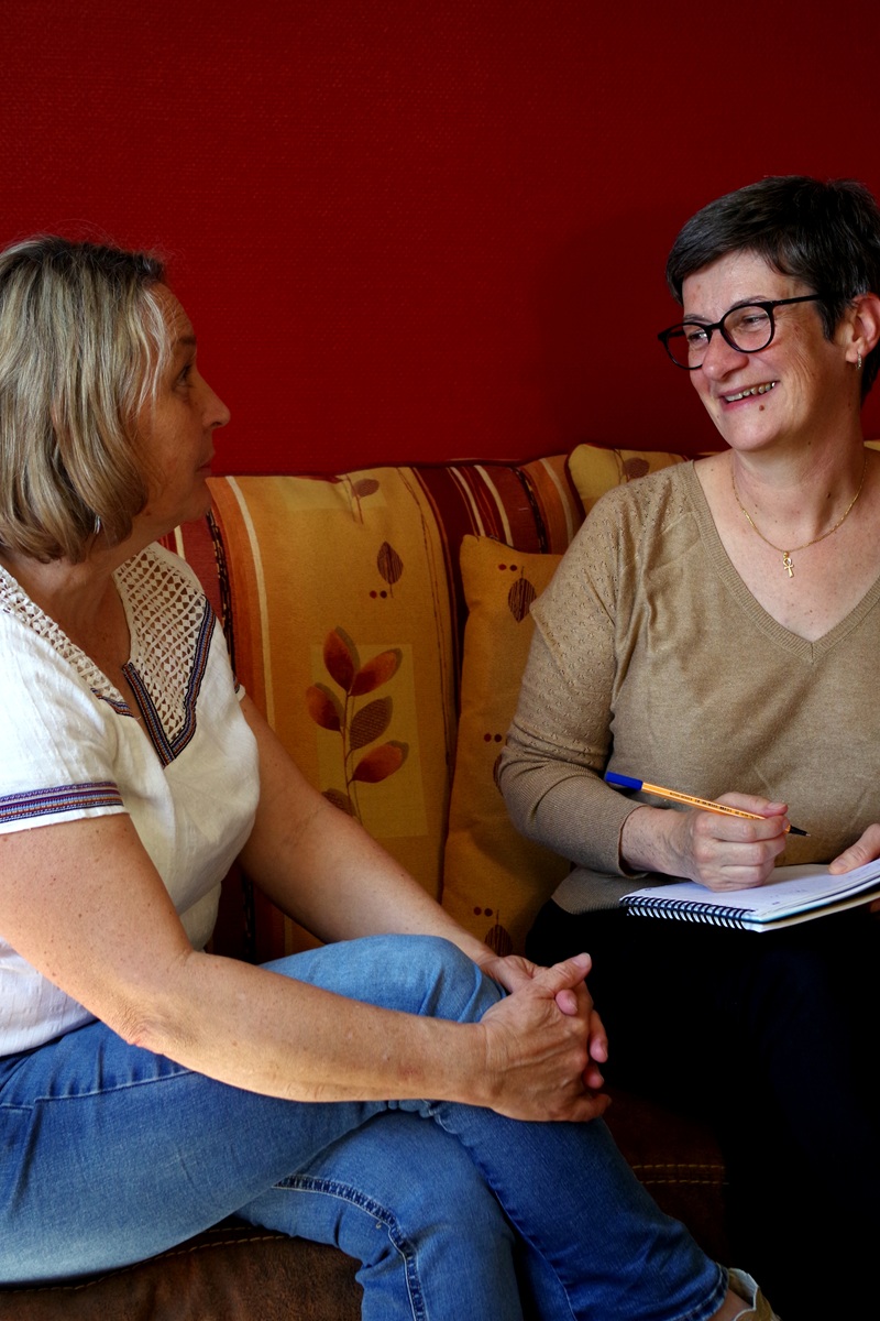 Delphine Migliaccio, souriante, en entretien de bilan de compétences avec une cliente